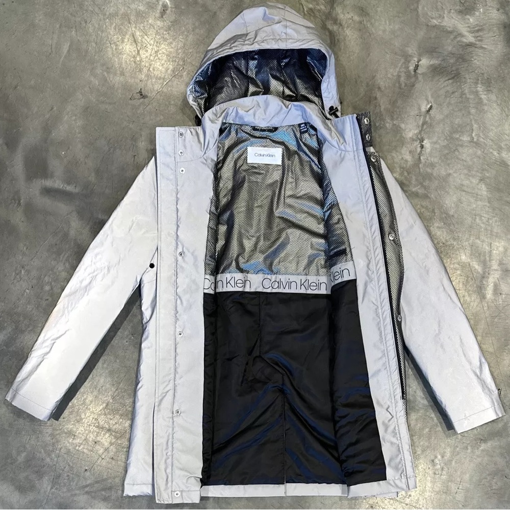 Men’s Calvin Klein Reflective Rain Coat size 42 R in great condition